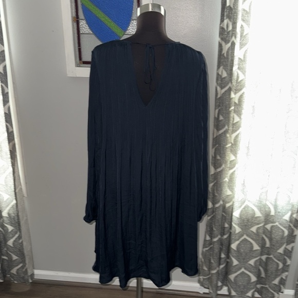 Elizabeth & James Navy Blue Pleated Midi Dress - Picture 7 of 11